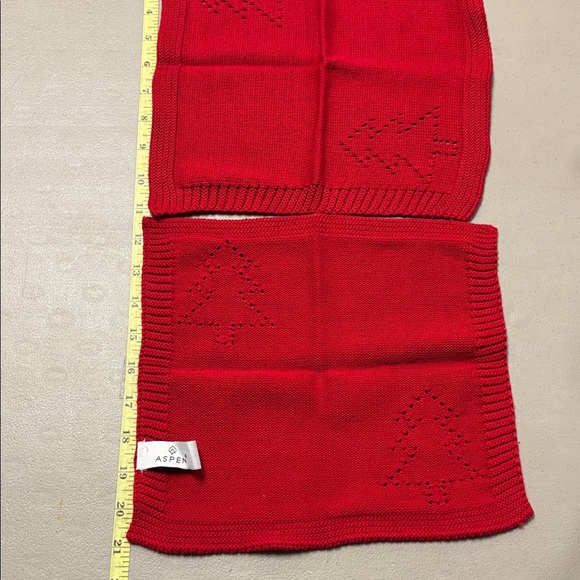 Red Christmas Tree Table Linens - Picture 2 of 3